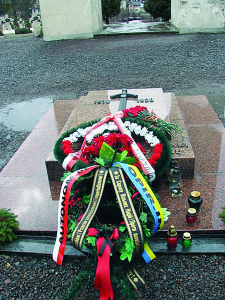 Nacjonaliści złożyli wieniec na Grobie Nieznanego Żołnierza na Cmentarzu Orląt (Fot. gazeta.ua)