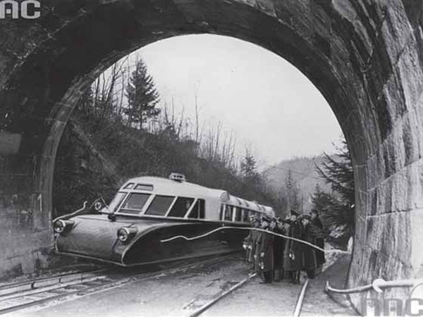 Lux-torpeda w niewoli niemieckiej. Tutaj przecina Niemcom wstęgę po remoncie tunelu w Kamionce Wielkiej na trasie Tarnów- Nowy Sącz (Fot. Narodowe Archiwum Cyfrowe)