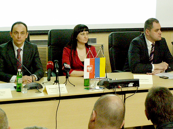 Od lewej: wicegubernator ds. EURO 2012 Wołodymyr Gubicki, wojewoda podkarpacki Małgorzata Chomycz i konsul Marcin Zieniewicz  (Fot. Krzysztof Szymański)