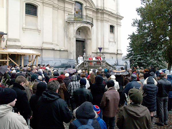 Liturgia Niedzieli Palmowej przy zamkniętym głównym wejściu do kościoła (Fot. Maria Basza)