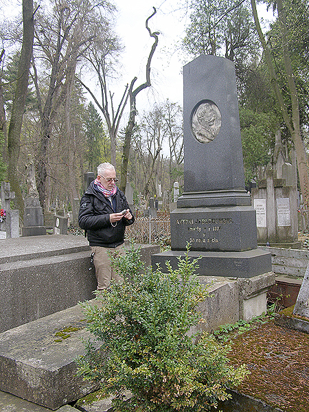 Prof. Jerzy Petrus przy grobie Antoniego Jabłonowskiego (Fot. Jurij Smirnow)