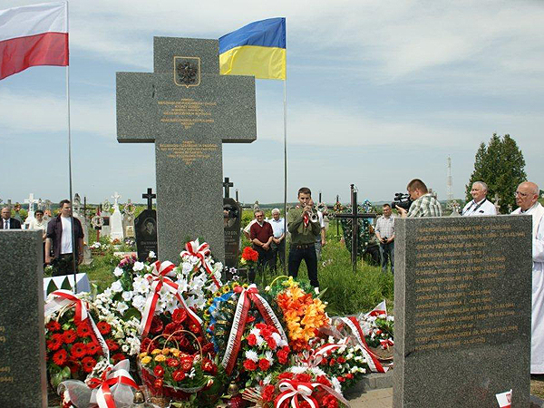 Upamiętnienie zamordowanych Polaków w Podkamieniu