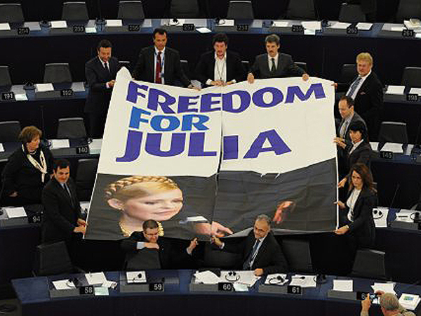 Posłowie PE bronią Tymoszenko, a nie chcą bojkotu narodu Ukrainy