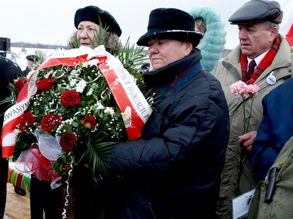 Emilia Chmielowa i Teresa Dutkiewicz składają wieniec do pomnika Polaków pomordowanych we wsi Huta Pieniacka (KG)