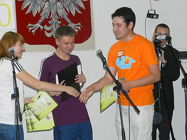 Stanisław Gierczak odbiera nagrodę za zwycięstwo w konkursie „Rozgrzewka przed EURO 2012” (Fot. lwowksp.at.ua)