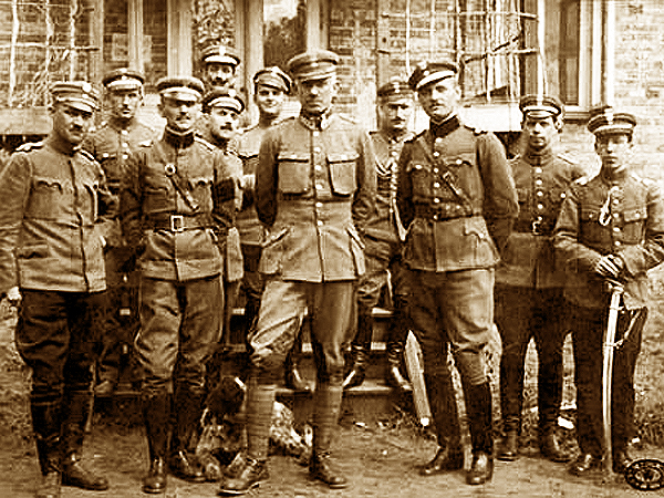 Generał Stanisław Szeptycki ze sztabem, 11 listopada 1918 r. (Fot. dzieje.pl)