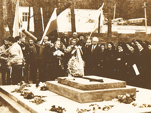Lwów. 31 października 1989 r. Akt pojednania na Cmentarzu Orląt Lwowskich (Fot. archiwum Leszka Mazepy)