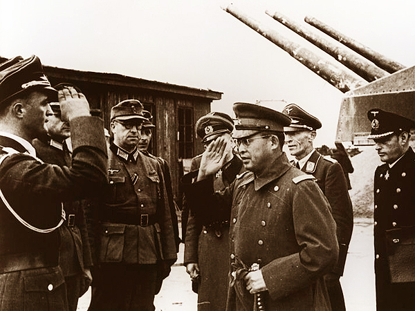 Płk Makato Onodera wśród wyższych oficerów niemieckich (Fot. pl.wikipedia.org)