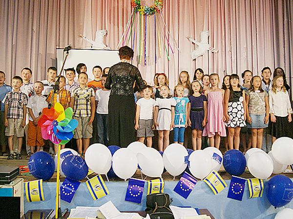 Śpiewamy Hymn Polski podczas akademii w murach szkoły średniej nr 2 w Drohobyczu (Fot. Kongres Oświaty Polonijnej)