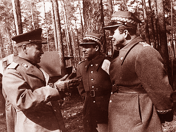 Gen. Michał Żymierski (od prawej), gen. Marian Spychalski oraz oficer sowiecki (od lewej) (Fot. NAC)