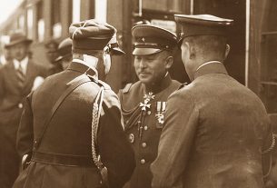 Powitanie attaché wojskowego Japonii Yamawaki Masataka na dworcu w Warszawie (Fot. Narodowe Archiwum Cyfrowe)