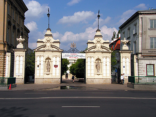 Brama główna Uniwersytetu Warszawskiego (Fot. web.bg.uw.edu.pl)
