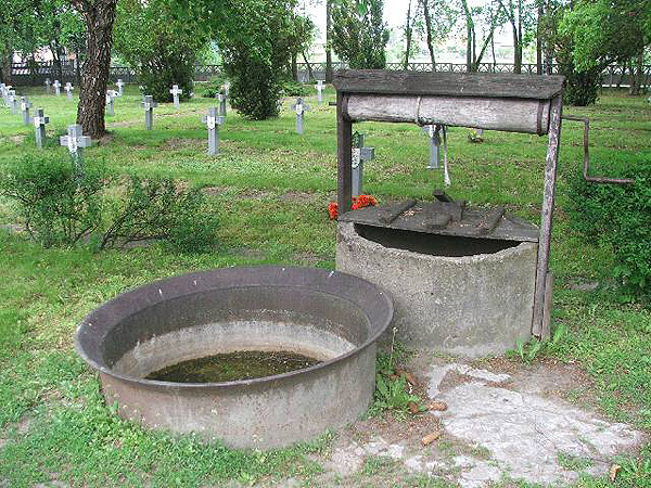 Wielka kadź z fabryki mydła Zabłockich, obecnie służy jako cmentarny pojemnik na wodę (Fot. rybno.waw.pl)