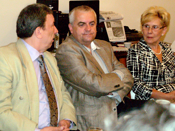 Konsul Marian Orlikowski (od lewej), poseł Adam Lipiński i dyrektor polskiej szkoły nr 10 we Lwowie Marta Markunina (Fot. Maria Basza)