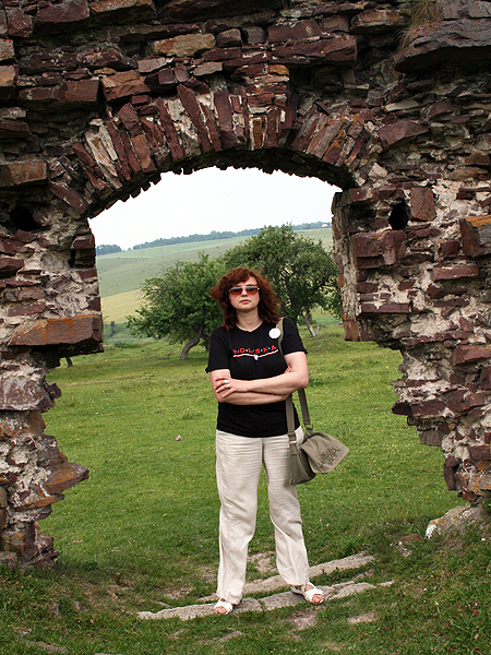 Sabina Różycka przy ruinach twierdzy w Podzameczku (Fot. archiwum autorki)