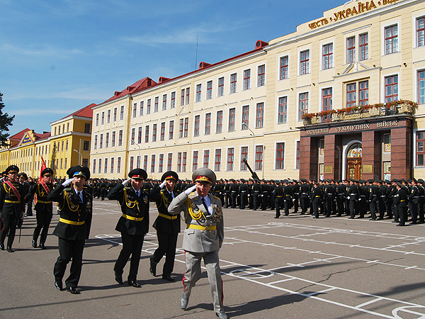 Przemasz oddziałów przed trybuną honorową (Fot. Konstanty Czawaga)