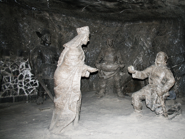 Rzeźba Świętej Kingi i górników, ilustrująca legendę o pierścieniu Świętej Kingi (Fot. Sabina Różycka)