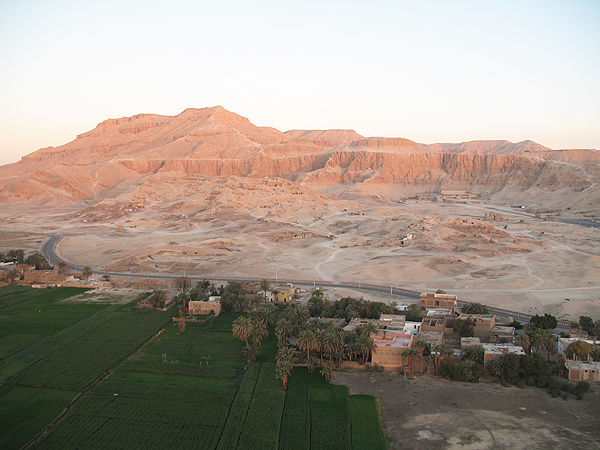 Widok na Asasif i Deir el-Bahari z lotu ptaka. Granica pól uprawnych i pustyni (fot. A. Lubczyński)
