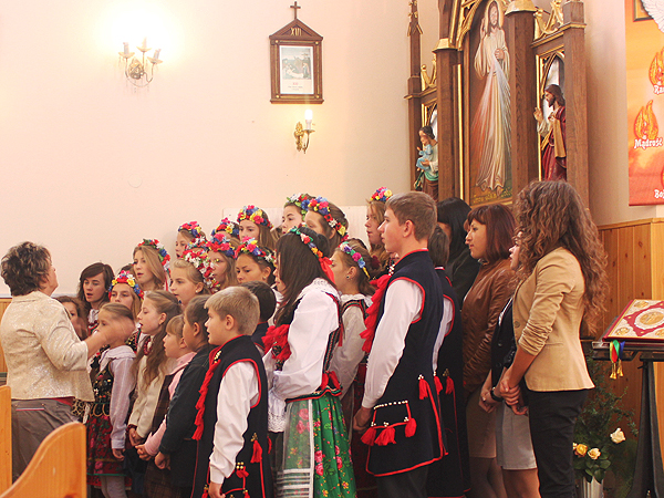  Młodzieżowy chór „Lilia” śpiewa podczas jubileuszowej Mszy św. (Fot. wizyt.net)