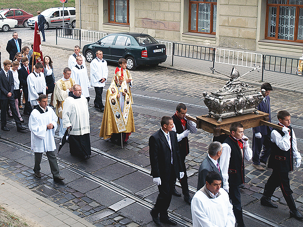Procesja ulicami Lwowa z relikwiami św. Jana z Dukli (Fot. Konstanty Czawaga)