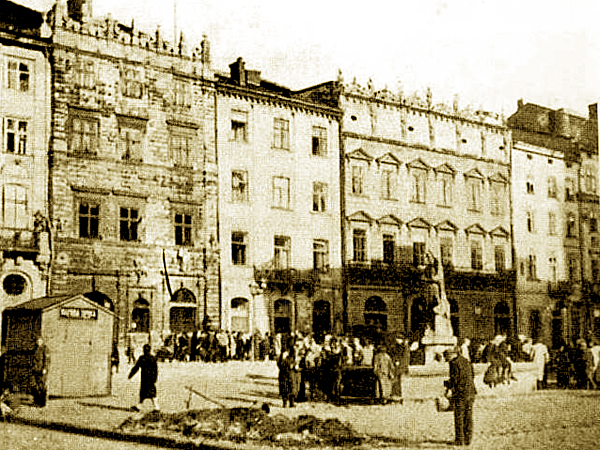 Lwowski Rynek, 1941 r. W tle widoczna kolejka przed sklepem (Fot. lwow.home.pl/hryciuk)