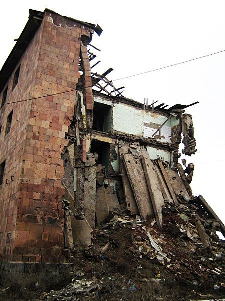 Ruiny po trzęsieniu ziemi w Gyumri (Fot. Joanna Demcio)