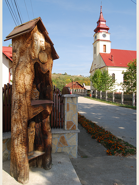 Kościół w Nowym Sołońcu. Obok kapliczka rzeźbiarza Bolka Majeriki (Fot. Konstanty Czawaga)