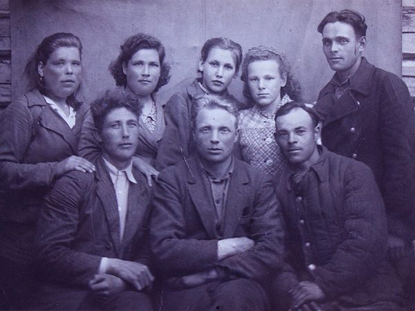 Wiera Szyrokaja (pierwsza od lewej), lata 40. XX w. (Fot. Adam „Kaczor” Kaczyński)