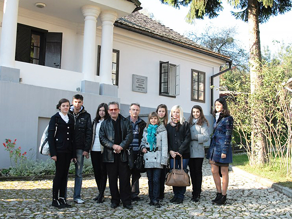 Młodzież ze Szkoły Języka Polskiego pod dworkiem Słowackiego w Krzemieńcu (Fot. Dariusz Markiewicz)