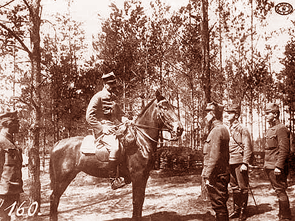 Ppłk Bolesław Roja na koniu (Fot. CAW)