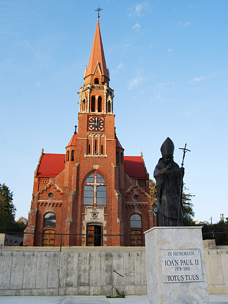 Bazylika i pomnik bł. Jana Pawła II we wsi Kaczyka (Fot. Konstanty Czawaga)