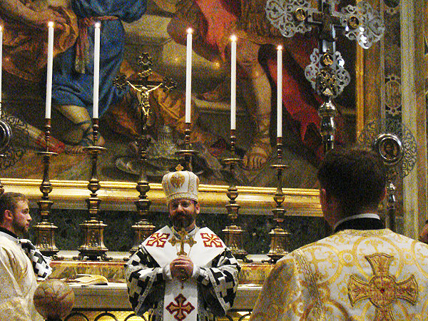 Abp większy Światosław Szewczuk sprawuje liturgię przy relikwiach św. Jozafata (Fot. Włodzimierz Osadczy)
