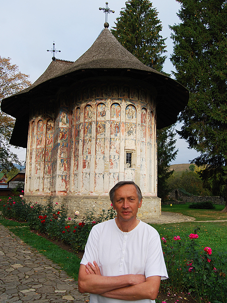Konstanty Czawaga przy klasztorze w Gura Humoru