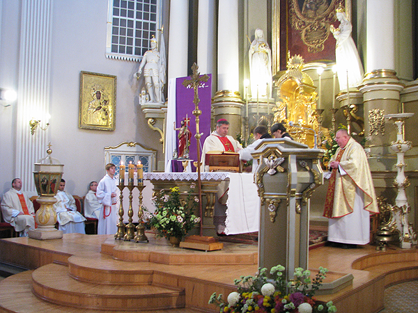 Msza św. z okazji jubileuszu w kościele pw. Wniebowzięcia Najświętszej Maryi Panny w Złoczowie (Fot. Julia Łokietko)