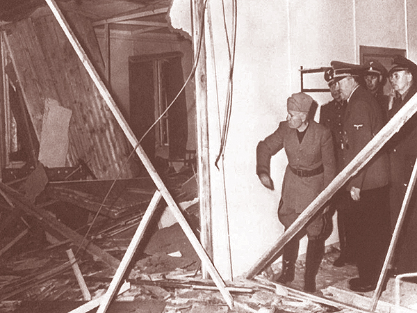 Hitler pokazuje Mussoliniemu (pierwszy od lewej) miejsce zamachu (Fot. Bundesarchiv)