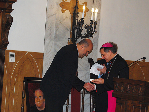 Pamiątkowy medal papieski z rąk arcybiskupa Mieczysława Mokrzyckiego (Fot. Konstanty Czawaga)