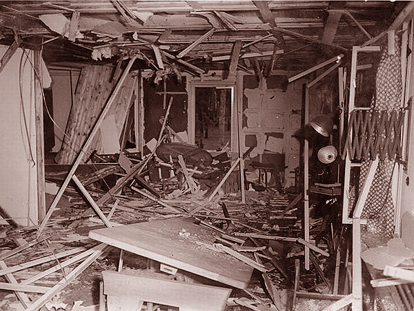 Sala, gdzie odbywała się narada, zdemolowana wybuchem bomby (Fot. Bundesarchiv)