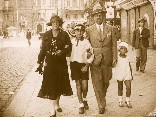 Wacław Szybalski w 1931 r. wraz z rodzicami i młodszym bratem Stasiem (Fot. archiwum prof. W. Szybalskiego)