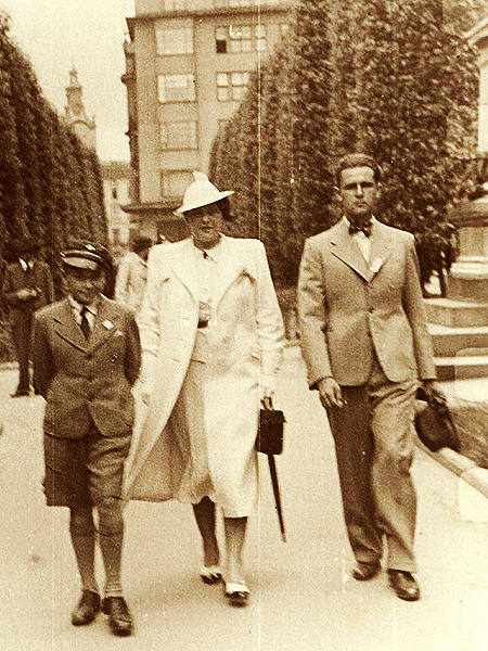 Wacław Szybalski (od prawej) z mamą i Stasiem, rok 1939 (Fot. archiwum prof. W. Szybalskiego)