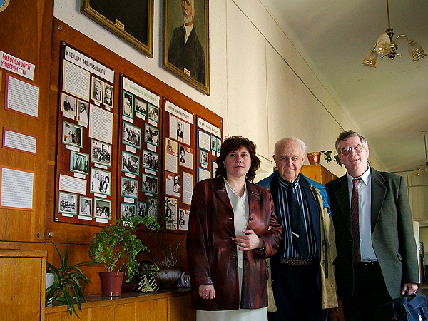 Prof. Wacław Szybalski na Wydziale Biologii Uniwersytetu Lwowskiego w towarzystwie lwowskich naukowców: Pani Dziekan Switłany Hnatush i prof. Rostysława Stojki z AN Ukrainy, 2005 r. (Fot. Stanisław Kosiedowski)