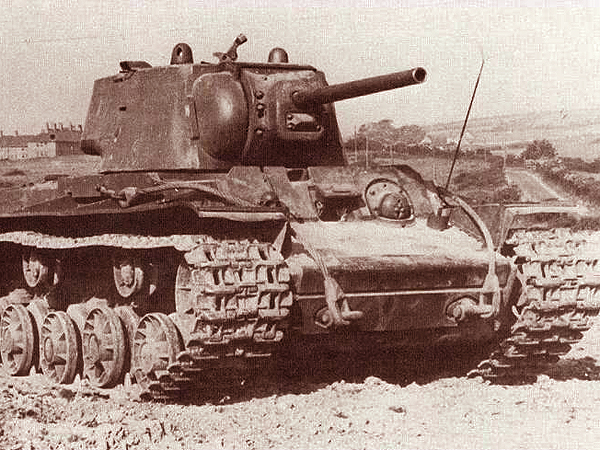 Proszę spojrzeć na czołg BT7. To już prawie T-34 (Fot. dobroni.pl)
