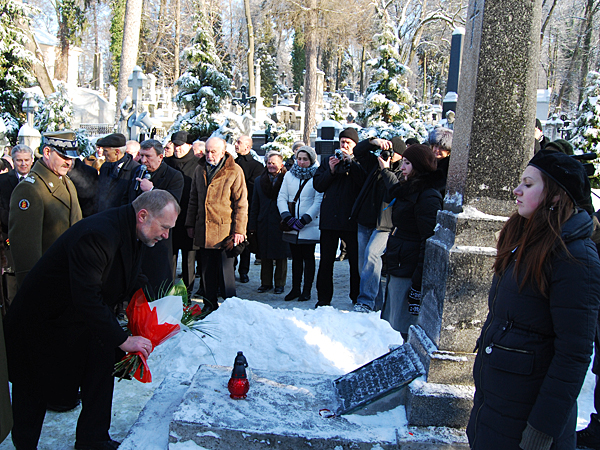 Kwiaty na grobie gen. Antoniego Jeziorańskiego składa szef Kancelarii Prezydenta RP Jacek Michałowski (Fot. Konstanty Czawaga)