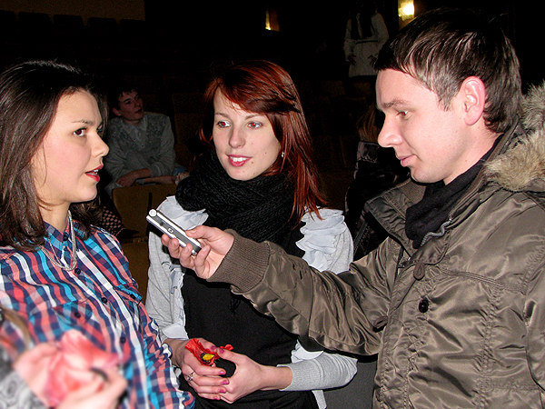 Ze studentami polonistyki rozmawia Eugeniusz Sało (Fot. Julia Łokietko)