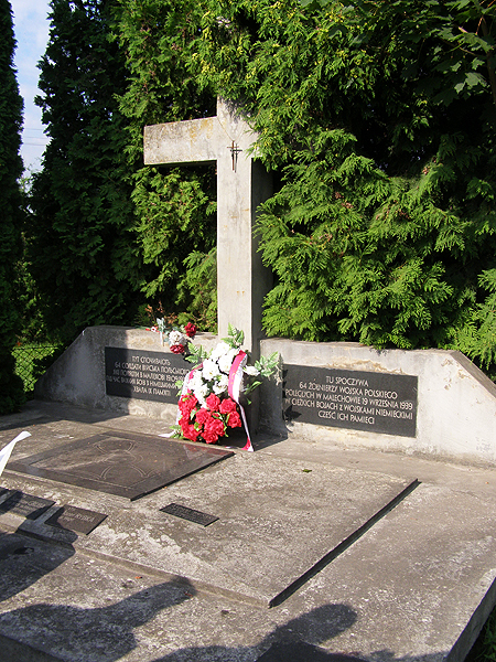 Zbiorowa mogiła żołnierzy WP na cmentarzu w Malechowie (Fot. Krzysztof Szymański)