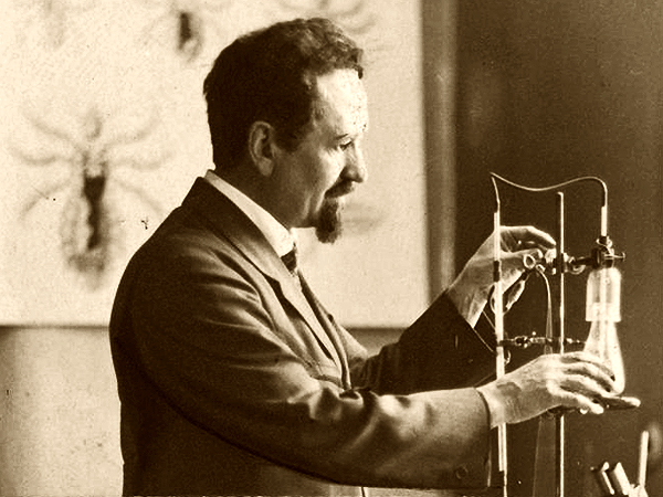 Rudolf Weigl w laboratorium (Fot. Narodowe Archiwum Cyfrowe)