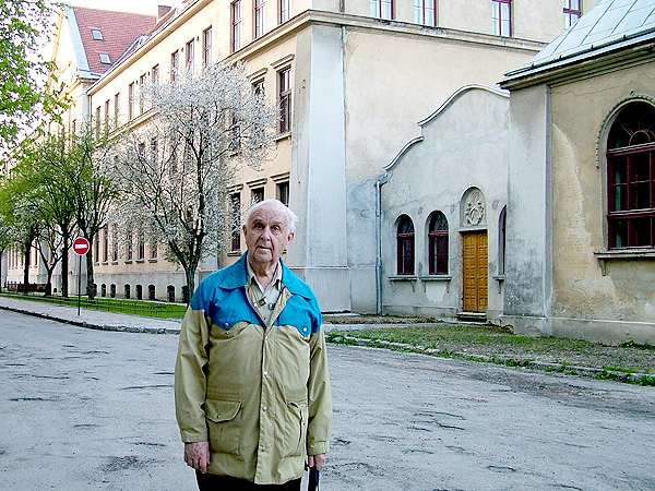 Przed VIII Gimnazjum we Lwowie, 2005 r. (Fot. Stanisław Kosiedowski)