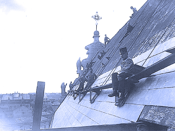 Żołnierze austriaccy rekwirują, dach miedziany na kościele Bernardynów we Lwowie, 1915-1917 r.
