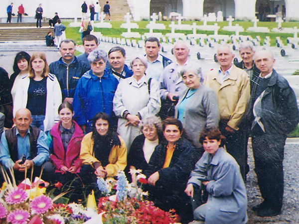 Na cmentarzu Orląt Lwowskich. Karol trzeci od prawej (2002) (Fot. Albin Przybyłowski)