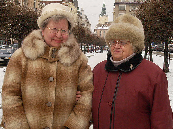 Bezcenni lwowscy pomocnicy fundacji – Bronisława Melnarowicz (od lewej) i Stanisława Chrystoforowa (Fot. Maria Basza)