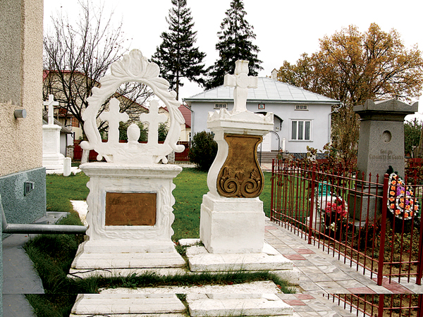 Grobowiec rodzinny De Costin na placu cerkiewnym w Szypińcach (Fot. Dmytro Antoniuk)